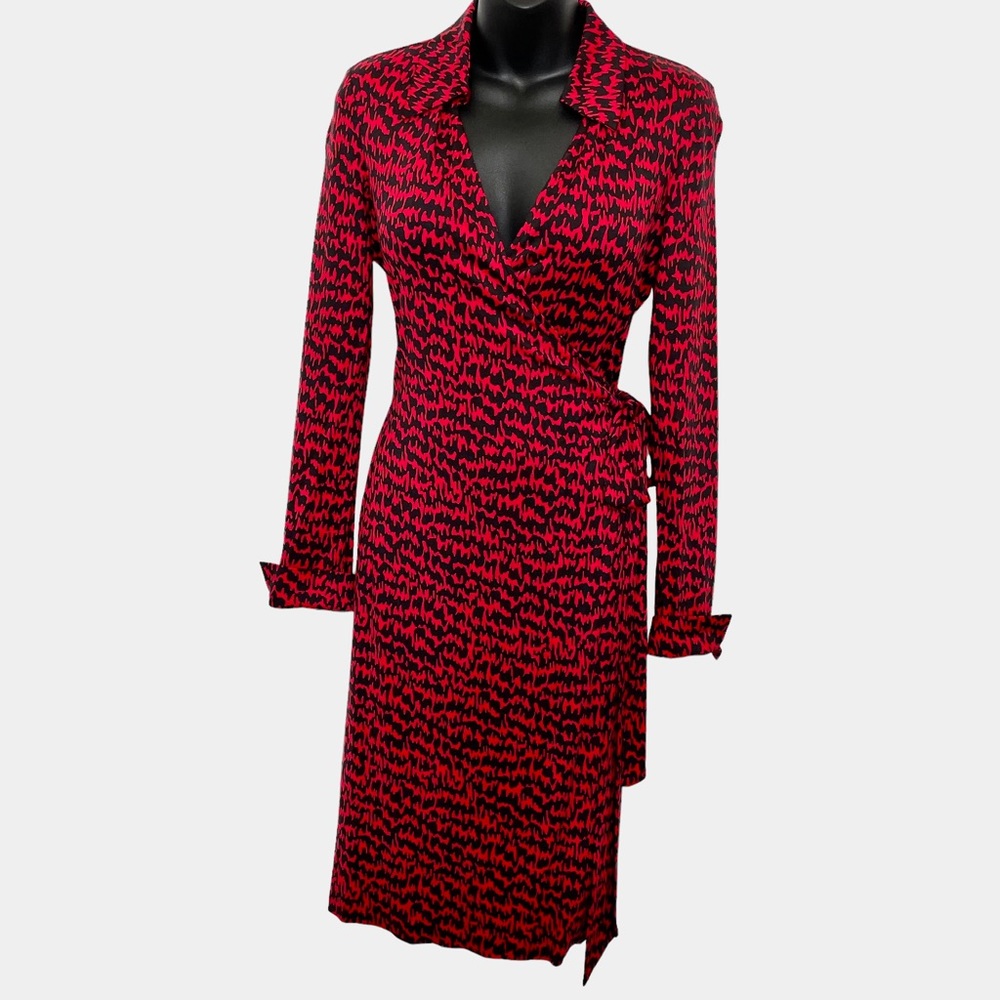 Diane Von Furstenberg Vintage Wrap Dress in Black/Red Geometric Print - Size 6